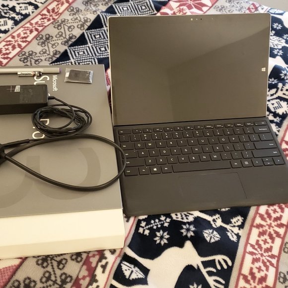 Microsoft Surface Pro 3 Bundle - Picture 1 of 8